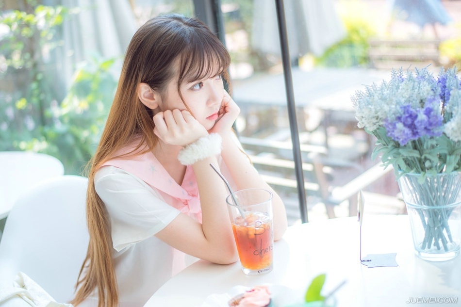 “姐姐，你说为何夫君能够越来越年轻？”小乔突然扭头看向大乔，眼中有些羡慕的道。
